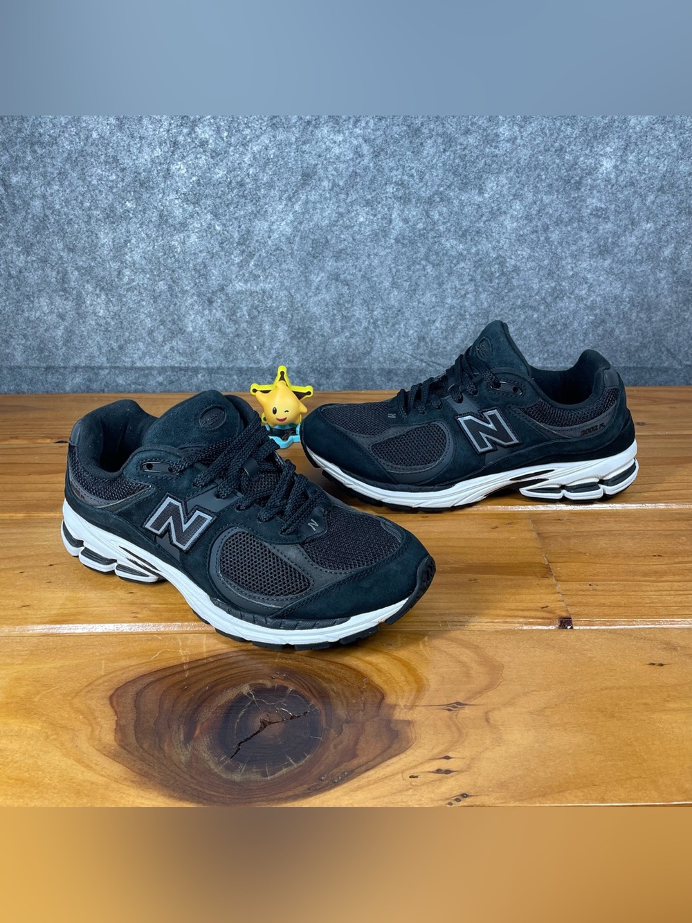 New Balance 2002R Mens Size 7 / Womens 8.5 Black Gunmetal Suede Sneaker M2002RBK